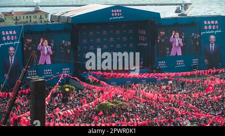 Smirne, Turchia. 30th Apr, 2023. La Nation Alliance ha tenuto un raduno in Piazza Gundogdu a Izmir. Il candidato alla presidenza e presidente del CHP Kemal Kılıcdaroglu, il presidente del partito IYI, Meral Aksener, il presidente del partito DEVA Ali Babacan, il presidente del partito Felicity Temel Karamollaoglu, il futuro presidente del partito Ahmet Davutoglu, il presidente del partito democratico Guttekin Uysal e il sindaco del comune metropolitano di Ankara Mansur Yavas ed Ekrem Imamoglu, sindaco del comune metropolitano di Istanbul, ha fatto un discorso al rally. Le elezioni presidenziali e parlamentari si terranno il 14 maggio in Turchia. Credit: İdil Toffolo/Alamy Live N Foto Stock