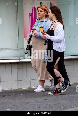 Dundee, Tayside, Scozia, Regno Unito. 1st maggio, 2023. UK Weather: Il nord-est della Scozia ha vissuto un piacevole e breezy Bank Holiday Lunedi. La festa della banca all'inizio di maggio ha visto alcune donne alla moda approfittare del tempo primaverile per trascorrere la mattina fuori nel centro della città di Dundee, andando circa la loro vita quotidiana mentre hanno un buon tempo di shopping. Credit: Dundee Photographics/Alamy Live News Foto Stock