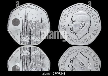 La moneta di Harry Potter 50p del 4th che caratterizza la scuola di Hogwarts di Witchcraft & Wizardy sul retro & il ritratto del re Carlo III sull'obverse Foto Stock