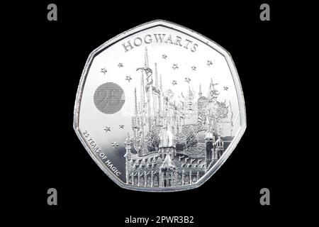 La moneta di Harry Potter 50p del 4th che caratterizza la scuola di Hogwarts di Witchcraft & Wizardy sul retro & il ritratto del re Carlo III sull'obverse Foto Stock