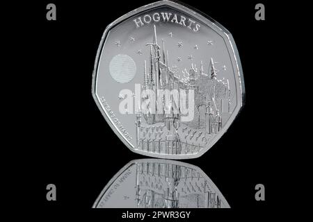 La moneta di Harry Potter 50p del 4th che caratterizza la scuola di Hogwarts di Witchcraft & Wizardy sul retro & il ritratto del re Carlo III sull'obverse Foto Stock