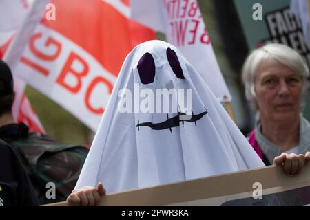 01 maggio 2023, Renania settentrionale-Vestfalia, Colonia: Raduno principale della Confederazione sindacale tedesca (DGB) su Ta., con la presidente del DGB Yasmin Fahimi #12:00: Dimostrazione, Start Hans-Böckler-Platz punto di partenza è la casa DGB di Colonia a Hans-Böckler-Platz. La processione dimostrativa si allineerà alle 11:30. Alle 12:00 va all'Heumarkt. 13:00: Rally sull'Heumarkt sull'Heumarkt Witich Roßmann, presidente del DGB di Colonia, e colleghi di Colonia apriranno il rally. Dal 13:30 parlerà la nostra presidente Yasmin Fahimi. 14:00: Umsonst & draußen con numerose band la seguente band Foto Stock