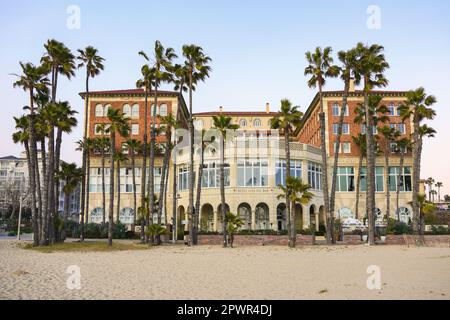 SANTA MONICA, LOS ANGELES, CALIFORNIA, Stati Uniti d'America - 17 APRILE 2023: Hotel Casa del Mar a Santa Monica, Stati Uniti d'America. Storico hotel di lusso situato sulla spiaggia. Foto Stock