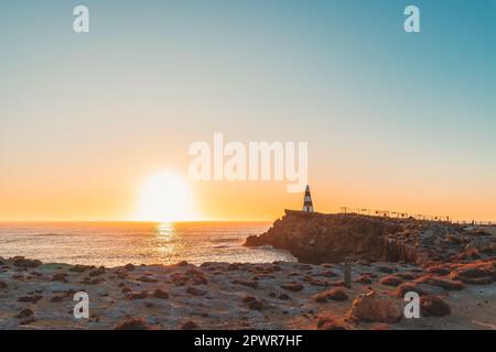 Vista spettacolare dell'iconico obelisco di Robe visto verso l'oceano al tramonto, sulla Costa calcarea, Australia Meridionale Foto Stock