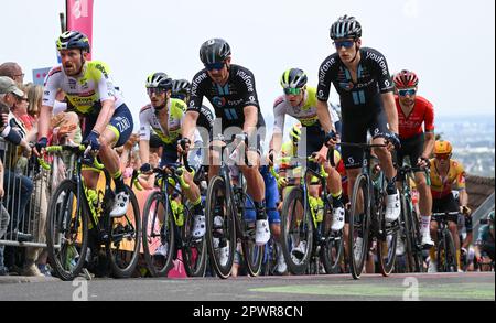 Assia, Königstein-Mammolshain, Germania. 01 maggio 2023. Ciclismo: UCI WorldTour - Eschborn-Francoforte, (203,80 km), uomini. Il pelotone con John Degenkolb (M) del Team DSM sale sul Mammolshainer Stich. Foto: Arne Dedert/dpa Foto Stock