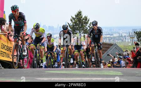 Assia, Königstein-Mammolshain, Germania. 01 maggio 2023. Ciclismo: UCI WorldTour - Eschborn-Francoforte, (203,80 km), uomini. Il pelotone con Emanuel Buchmann (l) del Team Bora-hansgrohe e John Degenkolb (M) del Team DSM sale sul Mammolshainer Stich. Foto: Arne Dedert/dpa Foto Stock