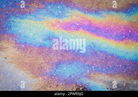 Macchie d'olio, gocce di gas dalla vettura sul pavimento del parcheggio. Concetto di inquinamento ambientale Foto Stock