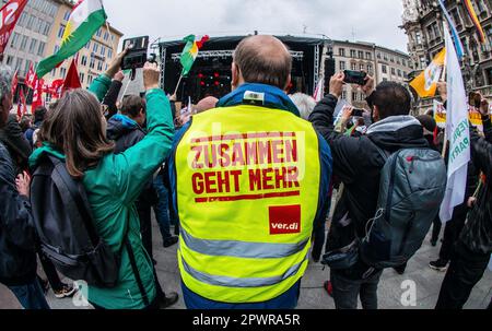 Monaco, Baviera, Germania. 1st maggio, 2023. Dimostrare sotto il motto di ''Ungebrochen Solidarisch!'' ('solidarietà ininterrotta'), migliaia di lavoratori tedeschi hanno preso le strade di Monaco, La Germania per il giorno di maggio a sostegno della solidarietà europea e dei diritti dei lavoratori e per dire alle aziende e ai dirigenti che ci sono abbastanza soldi per pagare loro un salario vivente in tempi di inflazione e un costo di crisi vivente. Credit: ZUMA Press, Inc./Alamy Live News Foto Stock