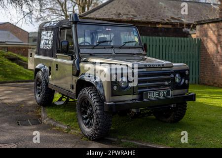 Squire Editions Land Rover 90 Defender ‘HUE 6Y’ in mostra allo Scramble di aprile tenutosi presso il Bicester Heritage Centre il 23rd aprile 2023. Foto Stock