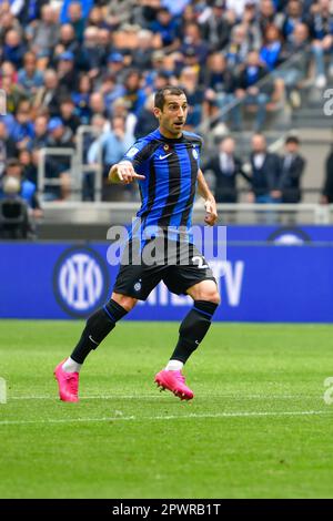 Milano, Italia. 30th, aprile 2023. Henrikh Mkhitaryan (22) dell'Inter visto in Serie Un match tra Inter e Lazio a Giuseppe Meazza a Milano. (Photo credit: Gonzales Photo - Tommaso Fimiano). Foto Stock