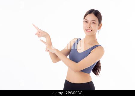 Ritratto di bella giovane donna asiatica in sorriso sportivo e che presenta isolato su sfondo bianco, sport e esercizio per la salute e il peso, Foto Stock