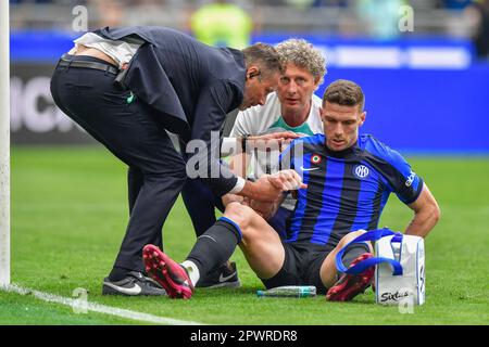 Milano, Italia. 30th, aprile 2023. Robin Gosens (8) dell'Inter segna per 2-1 ma viene ferito durante la Serie A match tra Inter e Lazio a Giuseppe Meazza a Milano. (Photo credit: Gonzales Photo - Tommaso Fimiano). Foto Stock