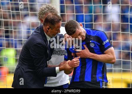 Milano, Italia. 30th, aprile 2023. Robin Gosens (8) dell'Inter segna per 2-1 ma viene ferito durante la Serie A match tra Inter e Lazio a Giuseppe Meazza a Milano. (Photo credit: Gonzales Photo - Tommaso Fimiano). Foto Stock