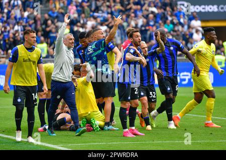 Milano, Italia. 30th, aprile 2023. Robin Gosens (8) dell'Inter segna per 2-1 ma viene ferito durante la Serie A match tra Inter e Lazio a Giuseppe Meazza a Milano. (Photo credit: Gonzales Photo - Tommaso Fimiano). Foto Stock