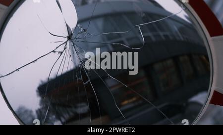 Specchio del vialetto rotto con riflesso dell'edificio. Foto Stock