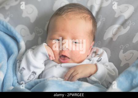 Neonato che dorme sorridendo. Cute Bambino infantile Foto Stock