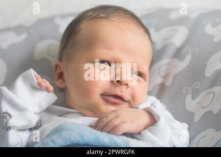 Neonato che dorme sorridendo. Cute Bambino infantile Foto Stock