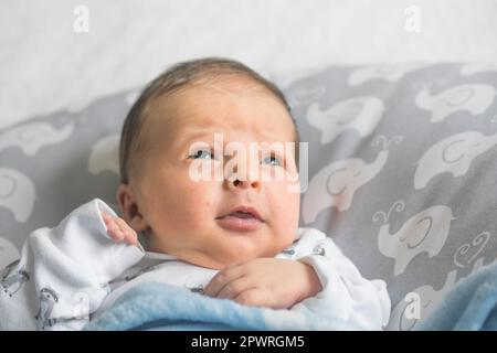 Neonato che dorme sorridendo. Cute Bambino infantile Foto Stock