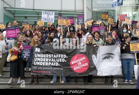 Infermieri in sciopero presso la linea di picket ufficiale fuori UCL Hospital, protestando per la retribuzione equa e le condizioni di lavoro nel NHS. Londra - 1st maggio 2023 Foto Stock