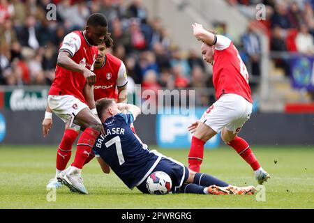 La Chiedozie Ogbene (a sinistra) di Rotherham United, Daniel Barlaser (al centro) di Middlesbrough e Oliver Rathbone di Rotherham United si battono per la palla durante la partita del campionato Sky Bet presso lo stadio AESSEAL New York di Rotherham. Data immagine: Lunedì 1 maggio 2023. Foto Stock