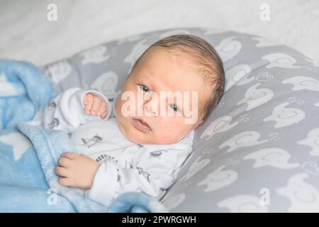 Neonato che dorme sorridendo. Cute Bambino infantile Foto Stock