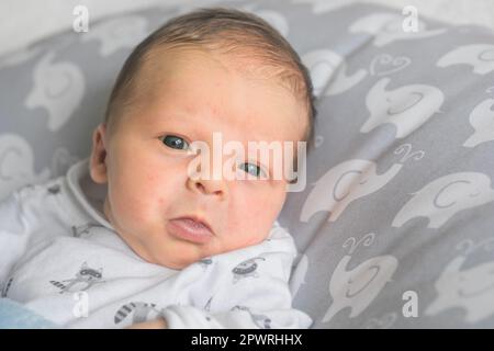 Neonato che dorme sorridendo. Cute Bambino infantile Foto Stock