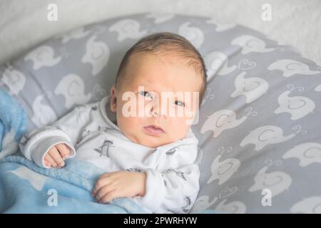 Neonato che dorme sorridendo. Cute Bambino infantile Foto Stock