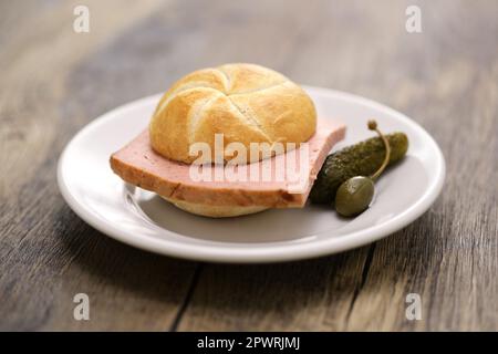 Leberkässemmel è un sandwich Kaiser roll con polpettone Leberkäse. Foto Stock