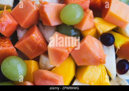 gruppo di frutta tropicale tagliata. Cibo fresco e naturale. Frutta gustosa per colazione. Foto Stock
