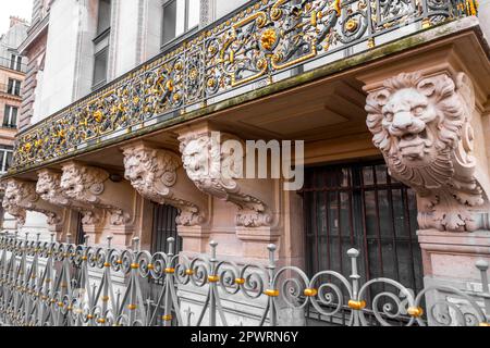 Dettaglio dalla tipica architettura francese a Parigi, Francia Foto Stock