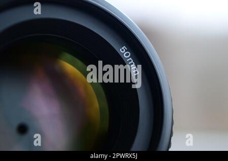 Frammento di un obiettivo ritratto per una moderna fotocamera reflex. Fotografia di un obiettivo con apertura larga con una lunghezza focale di 50mm mm Foto Stock