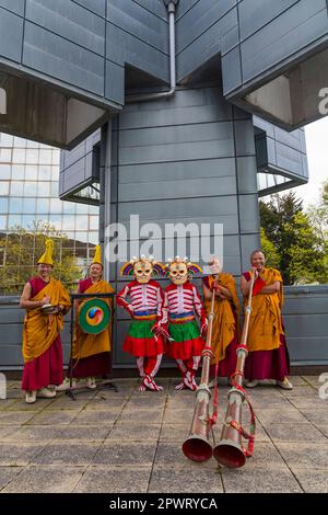 Tashi Lhunpo Monks al Faro, Poole, Dorset, Regno Unito nel mese di aprile Foto Stock