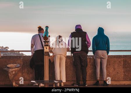 Gruppo di persone che guardano la vista della città di Marsiglia dall'alto al tramonto. Foto Stock