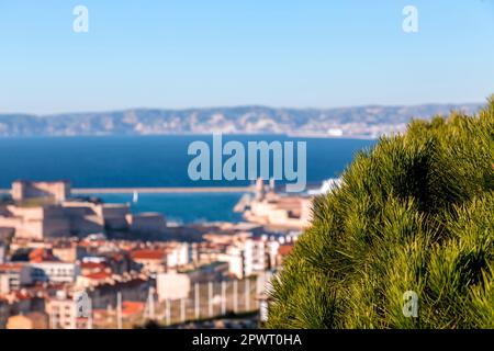 Marsiglia, Francia - 28 gennaio 2022: Vista aerea della città di Marsiglia in una giornata invernale soleggiata, la Costa Azzurra, Francia. Foto Stock