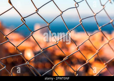 Vista aerea sfocata della città di Marsiglia, Francia, dietro recinzioni a rete metallica Foto Stock