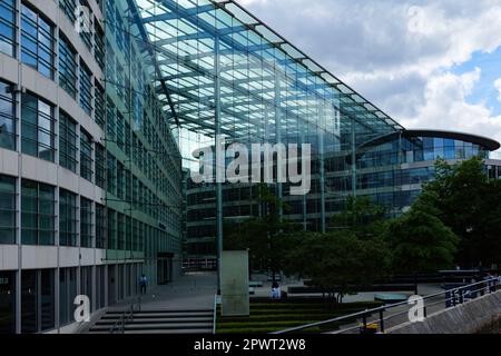 Londra - 05 21 2022: Facciata del complesso di uffici 'Tower Place' in Lower Thames St Foto Stock