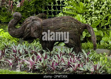 Elefante in paglia utilizza la decorazione del parco. Foto Stock