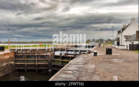 Inverness Scotland Caledonian Canal Sea Locks e Sea Lock House si affacciano sulla città Foto Stock