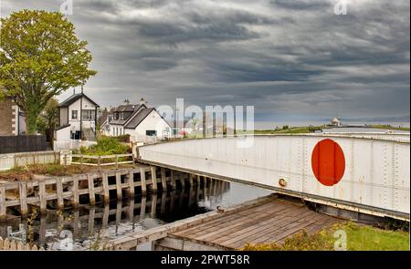 Inverness Scotland Clachnaharry Railway White Signal Box e lo swing si affacciano sul canale caledoniano Foto Stock