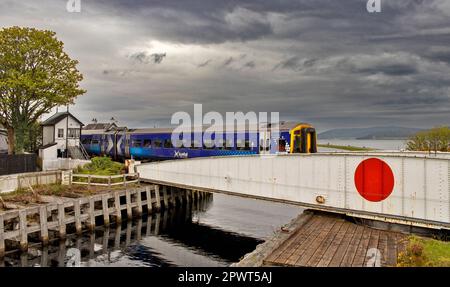 Inverness Scotland Clachnaharry Railway White Signal Box e ScotRail che attraversano il canale di Caledonian Foto Stock