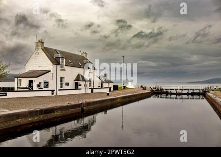 Inverness Scotland Clackraharry Sea Lock casa e ufficio che si affaccia sul canale di mare e faro bianco Foto Stock