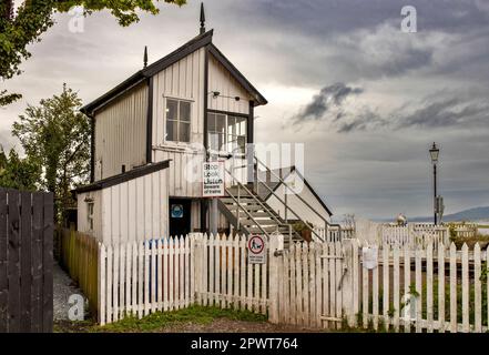 Inverness Scotland The Clachnaharry Railway White Signal box un edificio storico Foto Stock