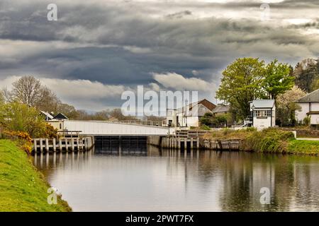 Inverness Scotland la scatola di segnalazione bianca della ferrovia di Clachnaharry si affaccia sul canale di Caledonian e sul ponte di metallo Foto Stock