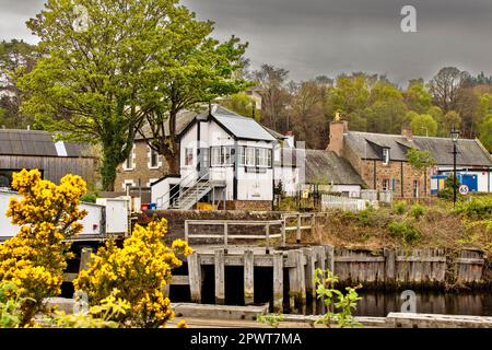 Inverness Scotland il segnale bianco della ferrovia Clachnaharry si affaccia sul canale caledoniano Foto Stock