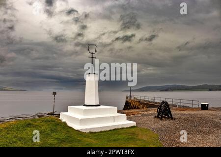 Inverness Scotland il Beacon bianco a Clachnaharry Sea Lock che si affaccia sul Beauly Firth Foto Stock