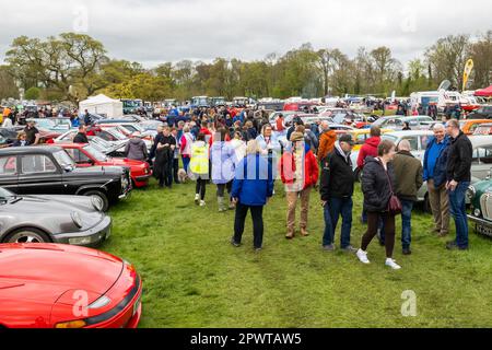 Antrim, Irlanda del Nord. 1st maggio, 2023. Il raduno di vapore del castello di Shanes si è svolto domenica 30th aprile e lunedì 1st maggio ed ha attirato migliaia di persone. Motori di trazione a vapore, trattori, una fiera di divertimento, auto classiche e uccelli rapaci dimostrazioni sono stati solo alcune delle attrazioni. Credit: AG News/Alamy Live News Foto Stock