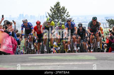 Assia, Königstein-Mammolshain, Germania. 01 maggio 2023. Ciclismo: UCI WorldTour - Eschborn-Francoforte, (203,80 km), uomini. Il peloton viene la seconda volta sopra il punto del Mammolshainer. Foto: Arne Dedert/dpa Foto Stock