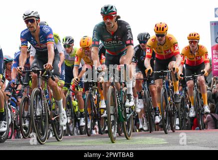 Assia, Königstein-Mammolshain, Germania. 01 maggio 2023. Ciclismo: UCI WorldTour - Eschborn-Francoforte, (203,80 km), uomini. Il peloton viene la seconda volta sopra il punto del Mammolshainer. Foto: Arne Dedert/dpa Foto Stock