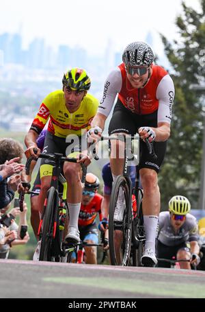 Assia, Königstein-Mammolshain, Germania. 01 maggio 2023. Ciclismo: UCI WorldTour - Eschborn-Francoforte, (203,80 km), uomini. Max Walscheid (r) del Team Cofidis e Ceriel Desal dal Belgio del Team Bingoal WB arrivano per la seconda volta alla Mammolshainer Stich. Foto: Arne Dedert/dpa Foto Stock