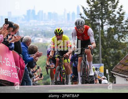 Assia, Königstein-Mammolshain, Germania. 01 maggio 2023. Ciclismo: UCI WorldTour - Eschborn-Francoforte, (203,80 km), uomini. Max Walscheid (r) del Team Cofidis e Ceriel Desal dal Belgio del Team Bingoal WB arrivano per la seconda volta alla Mammolshainer Stich. Foto: Arne Dedert/dpa Foto Stock